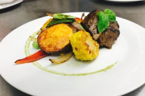 Jelení steak s pečenou bramborou a zeleninou - Motorest Na Vyhlídce